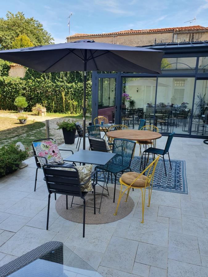 Bed and Breakfast H De Surgères Exterior foto