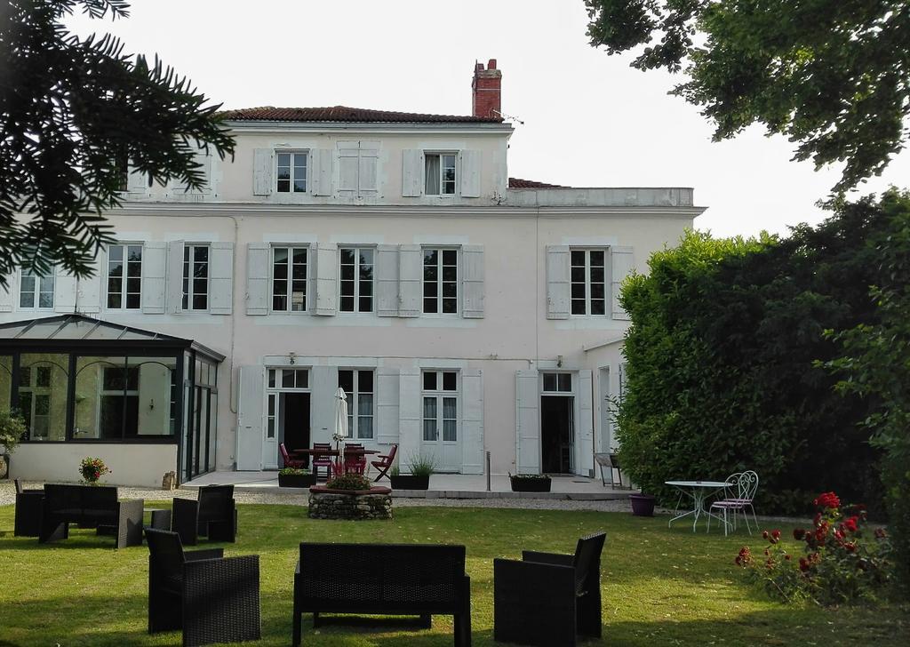 Bed and Breakfast H De Surgères Exterior foto