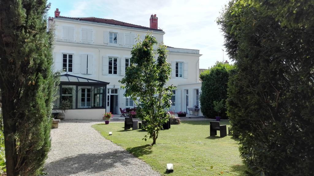 Bed and Breakfast H De Surgères Exterior foto