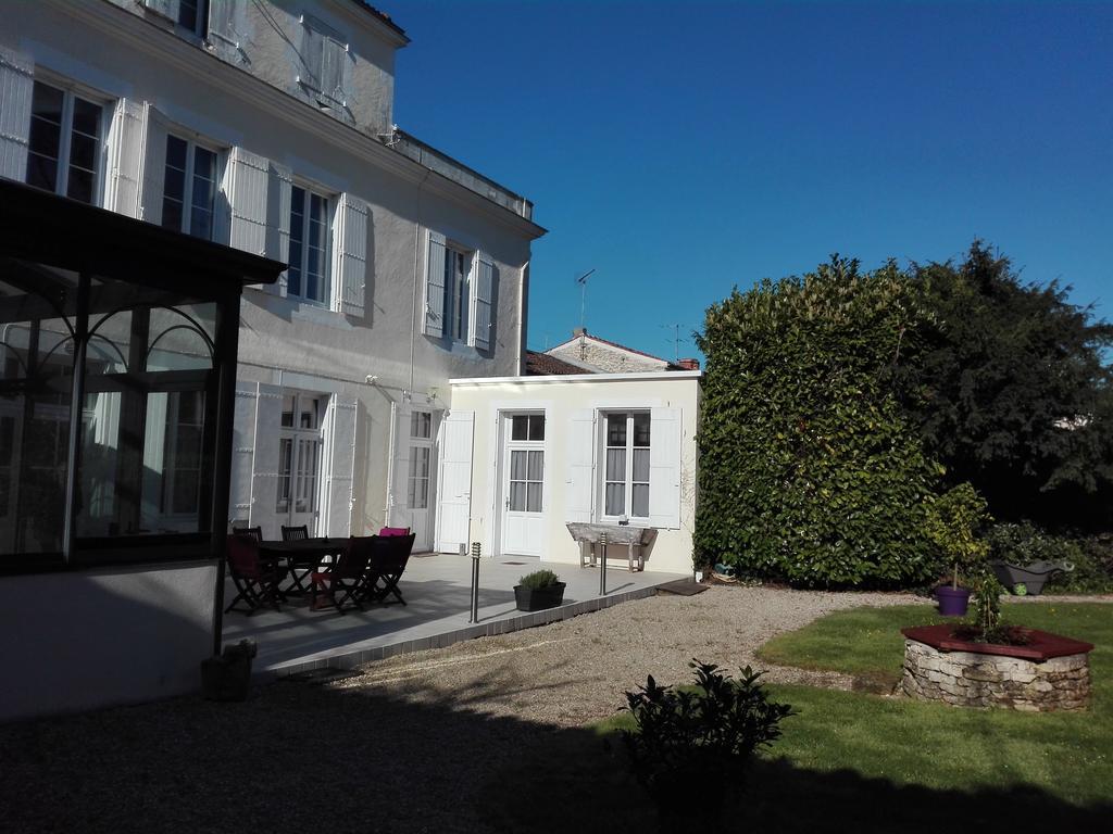 Bed and Breakfast H De Surgères Exterior foto